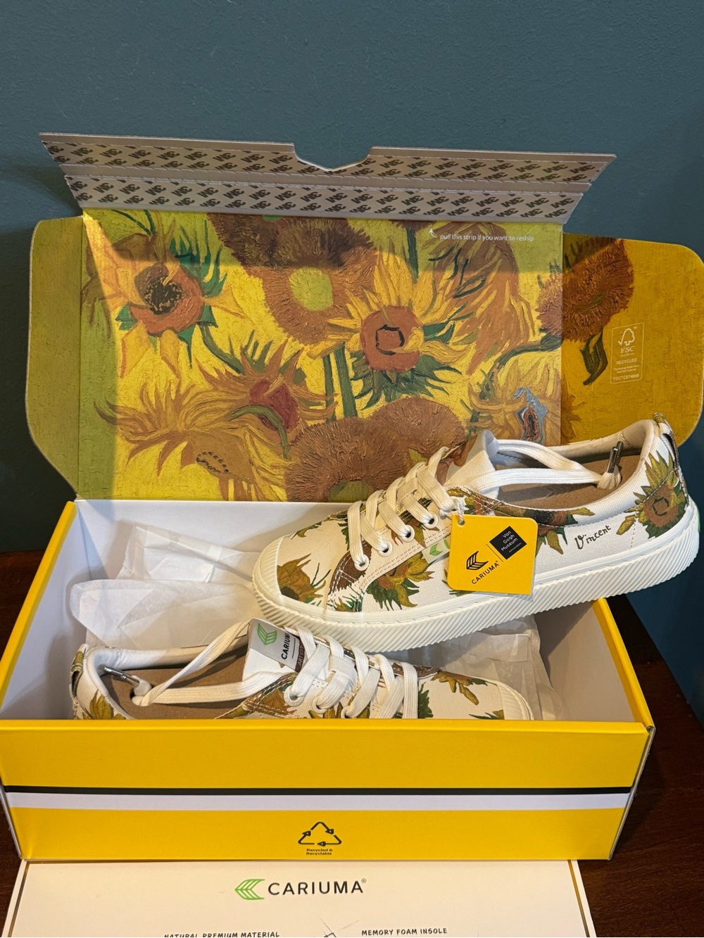Cariuma Vincent Van Gogh Museum Sunflowers Canvas Sneakers Size 8.5, New in Box - Picture 2 of 7